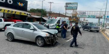 Auto choca contra muro en carretera a Rioverde