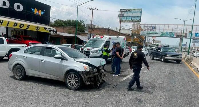 Auto choca contra muro en carretera a Rioverde