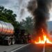 Pipa vuelca y se incendia en la Valles-Rayón