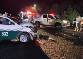 Taxista pierde la vida tras choque frontal en la carretera federal 70