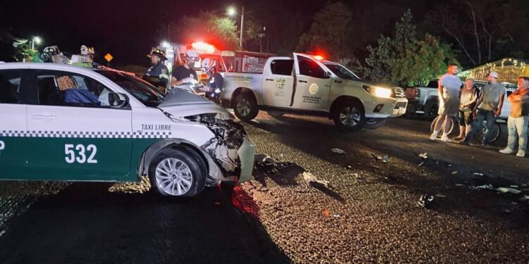 Taxista pierde la vida tras choque frontal en la carretera federal 70