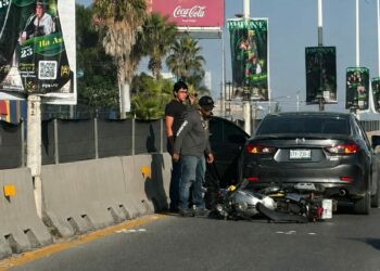 Accidente en Salvador Nava: joven motociclista se estampa contra auto