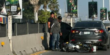 Accidente en Salvador Nava: joven motociclista se estampa contra auto