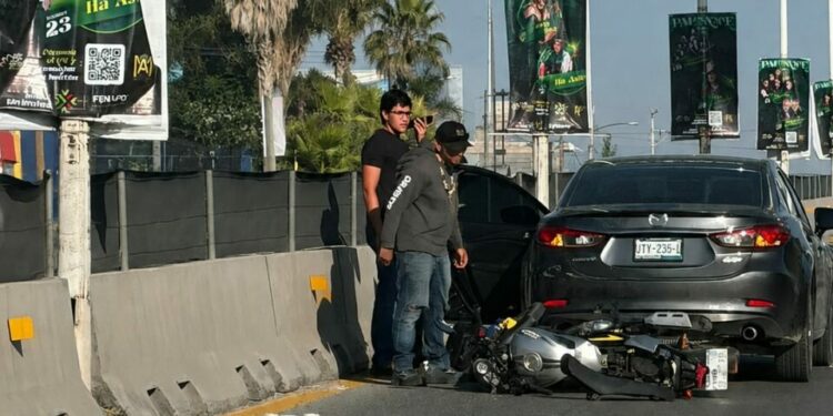Accidente en Salvador Nava: joven motociclista se estampa contra auto