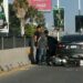 Accidente en Salvador Nava: joven motociclista se estampa contra auto