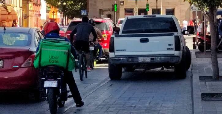 Banquetas y ciclovías concentran infracciones de tránsito en el Centro Histórico