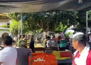 Hombre fallece tras ser detenido; pobladores retienen a policías