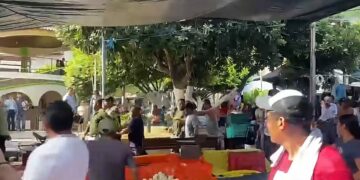 Hombre fallece tras ser detenido; pobladores retienen a policías