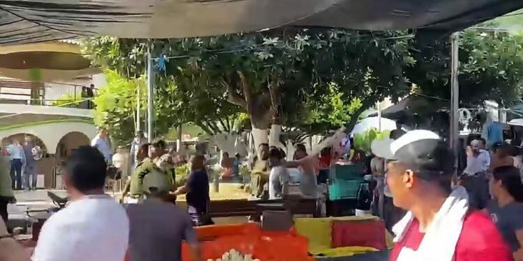 Hombre fallece tras ser detenido; pobladores retienen a policías