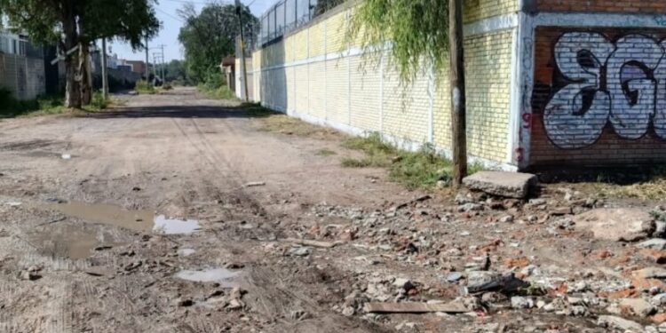 VIDEO | Analizarán pavimentación en calles cercanas a escuela de la zona norte