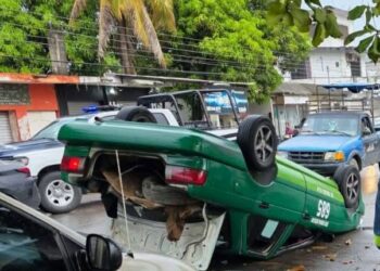 Taxi choca contra auto y vuelca en avenida de Ciudad Valles