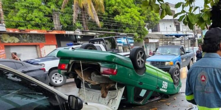Taxi choca contra auto y vuelca en avenida de Ciudad Valles