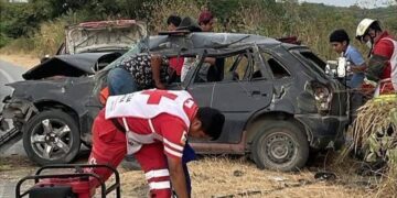 Hombre resulta lesionado tras volcar en el Libramiento Poniente