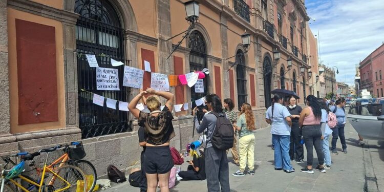 Estudiantes exigen acciones reales para atender la salud mental