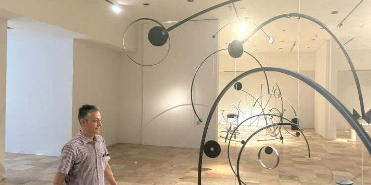 Ricardo Rendón presenta su exposición antológica Levitaciones e Hipersuperficies