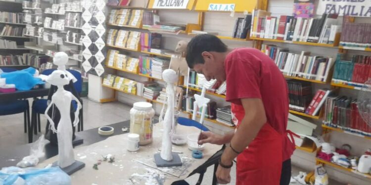 Calaveras y catrinas de papel maché: Nuevo taller en biblioteca de la Alameda