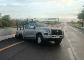 Camioneta pierde las ruedas traseras en pleno libramiento de Tamuín