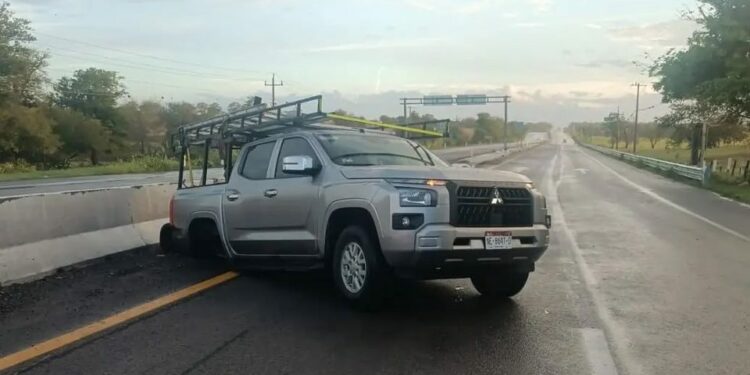 Camioneta pierde las ruedas traseras en pleno libramiento de Tamuín