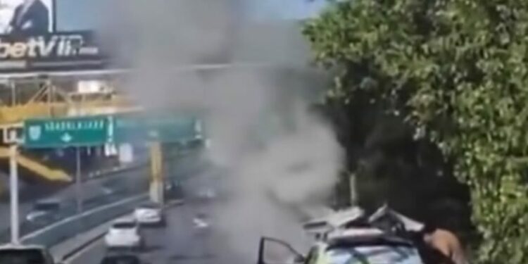 Camioneta se incendia en la avenida Salvador Nava