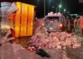 Camión vuelca sobre camioneta y deja un joven lesionado