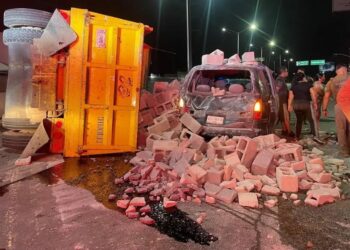 Camión vuelca sobre camioneta y deja un joven lesionado
