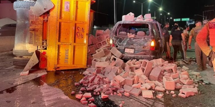 Camión vuelca sobre camioneta y deja un joven lesionado