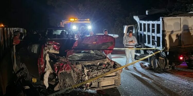 Mujer pierde la vida tras choque contra camión en la Valles-Tamazunchale