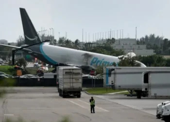 Cancelaciones y demoras en aeropuerto de Miami tras accidente de avión de Amazon