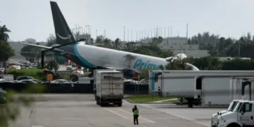 Cancelaciones y demoras en aeropuerto de Miami tras accidente de avión de Amazon