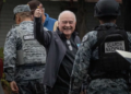 Ernesto Ruffo llega a Ensenada para cumplir prisión domiciliaria por caso de huachicol fiscal