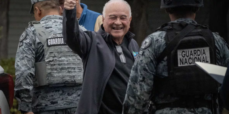 Ernesto Ruffo llega a Ensenada para cumplir prisión domiciliaria por caso de huachicol fiscal