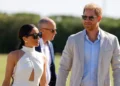 Carlos III ratifica que Enrique y Meghan se mantendrán sin representación oficial tras su retorno a Gran Bretaña