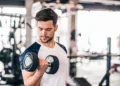 Empezar a entrenar con pesas después de los 50 años: los cambios que puede experimentar el cuerpo