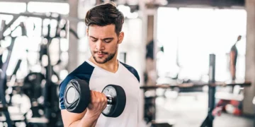 Empezar a entrenar con pesas después de los 50 años: los cambios que puede experimentar el cuerpo
