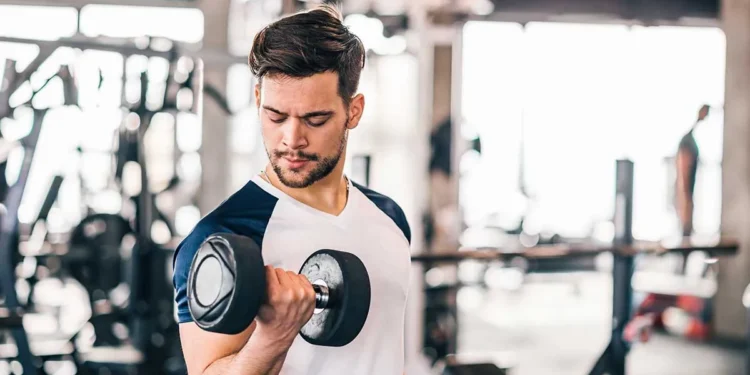 Empezar a entrenar con pesas después de los 50 años: los cambios que puede experimentar el cuerpo