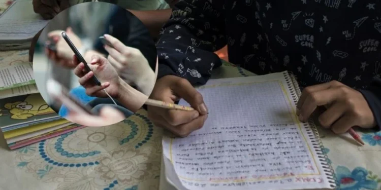Adiós a los celulares en las escuelas: lo que dice la SEP
