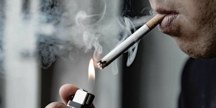 El otro efecto del cigarrillo: un estudio lo vinculó con más soledad y aislamiento