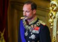 Haakon VIII jura como rey de Noruega; Mette-Marit ausente por problemas de salud