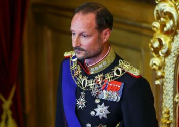 Haakon VIII jura como rey de Noruega; Mette-Marit ausente por problemas de salud
