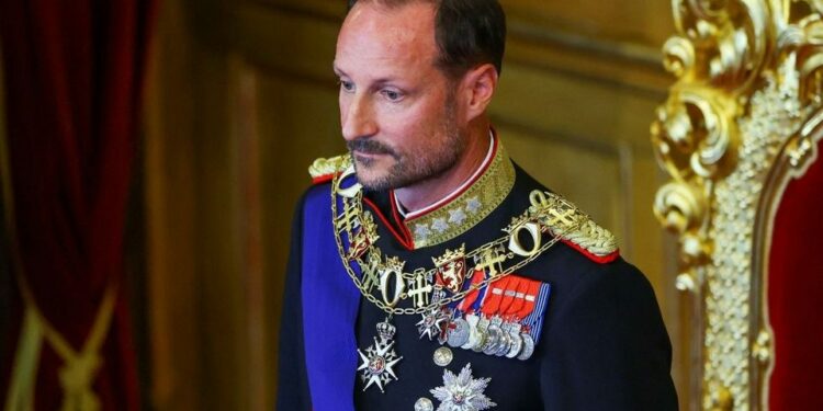 Haakon VIII jura como rey de Noruega; Mette-Marit ausente por problemas de salud