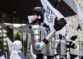 Robots protestan en Polonia para exigir protección de empleos ante avance de la IA