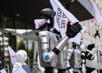 Robots protestan en Polonia para exigir protección de empleos ante avance de la IA
