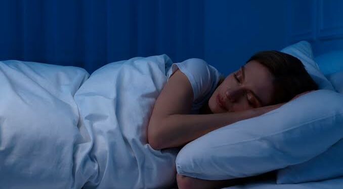 Un estudio alertó que las personas que se acuestan tarde y trabajan temprano muestran más ansiedad y peor recuperación mental