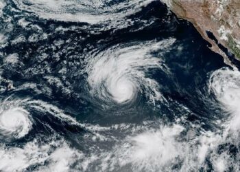 Dos islas de Hawái en alerta por amenaza del huracán Lowell