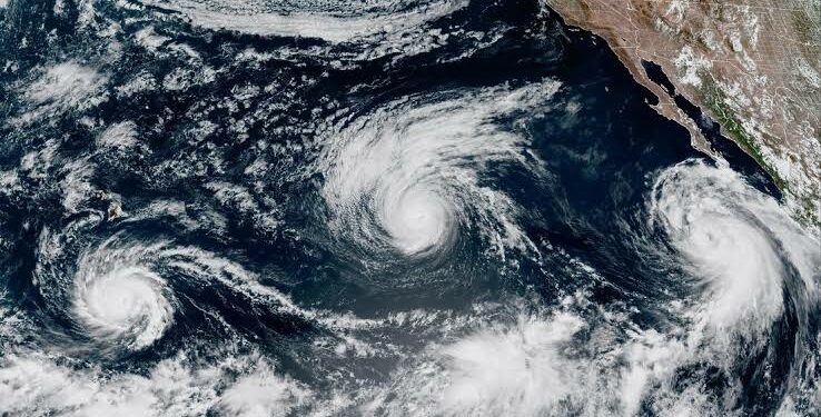 Dos islas de Hawái en alerta por amenaza del huracán Lowell
