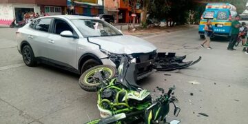 Arrollan a estudiante que viajaba en motocicleta