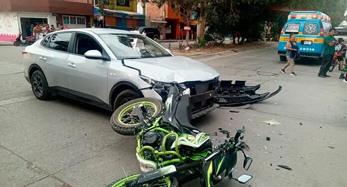 Arrollan a estudiante que viajaba en motocicleta
