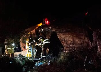 Chofer queda prensado tras volcar en carretera a Rioverde