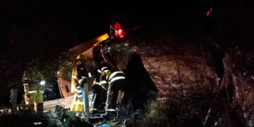 Chofer queda prensado tras volcar en carretera a Rioverde