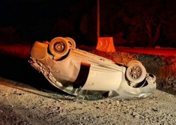 Vehículo termina volcado en zanja de acceso a Tamuín